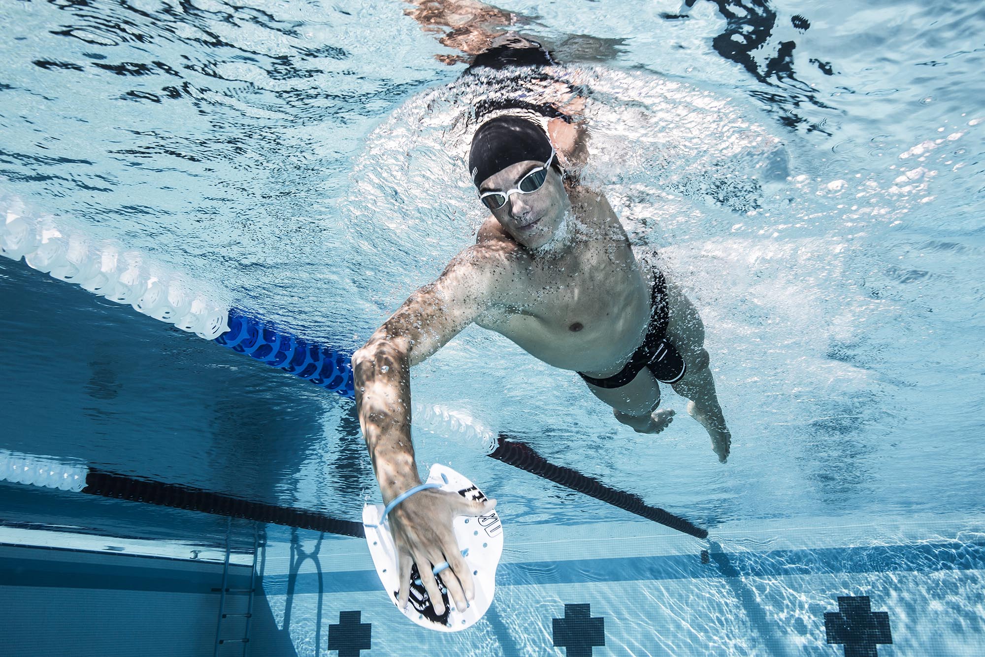 Les paddles ou plaquettes de natation : pour améliorer la technique de nage